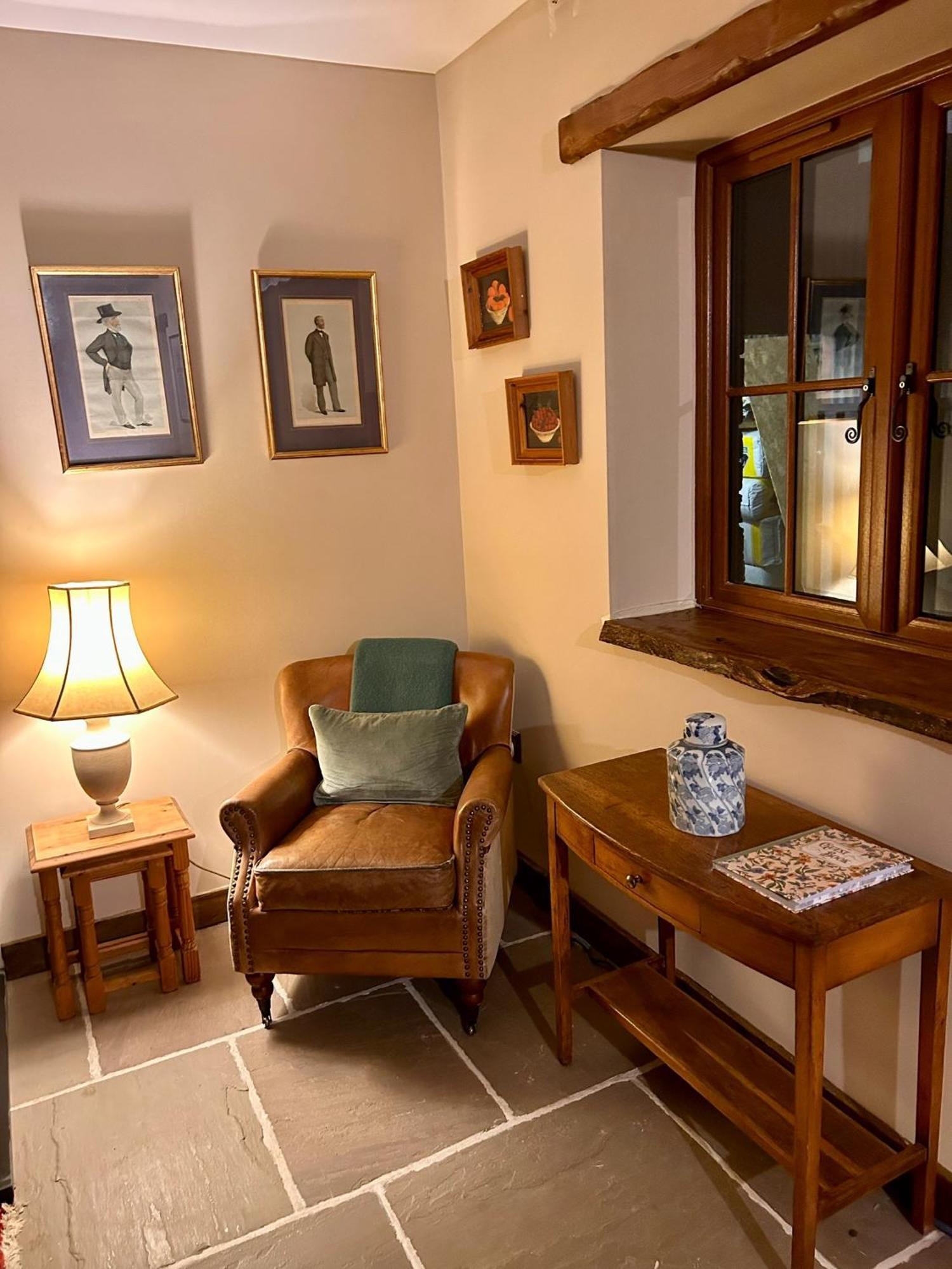 Charming Country Cottage With Oak Beams In Historic Setting, Brecon Beacons Retreat Llangadog Εξωτερικό φωτογραφία